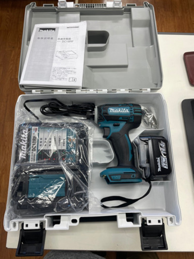 マキタ　インパクトドライバー　TD138D 充電池（3ah）充電器付　程度A