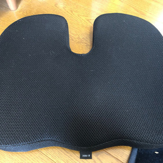 オフィスチェア 低反発クッション付きの画像
