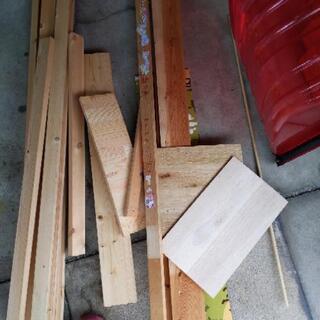 増やしました　収納家具の木材とフックまとめての画像