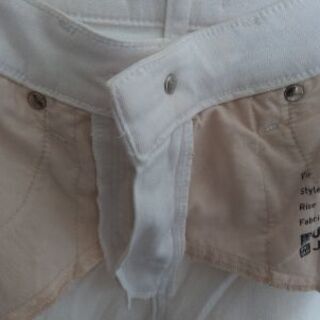 UNIQLO　ジーンズ　白　￥500円の画像