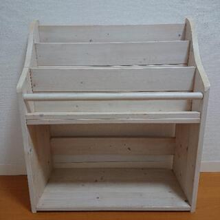 おしゃれな木の本棚の画像