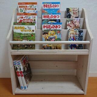 おしゃれな木の本棚の画像