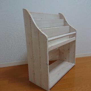 おしゃれな木の本棚の画像