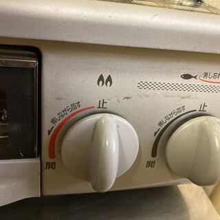 ガスレンジ2口魚焼き器付（使用に問題ありませんが傷だらけです）の画像