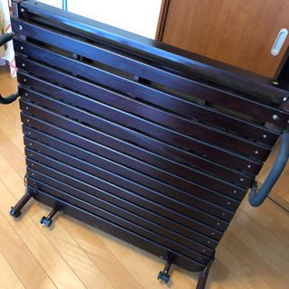 折り畳めるシングルベッド