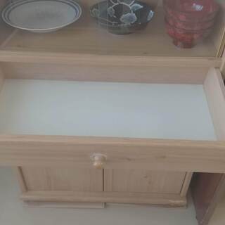 食器棚、食器付きの画像