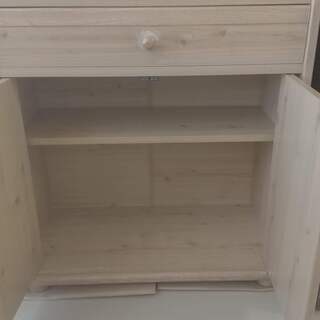 食器棚、食器付きの画像