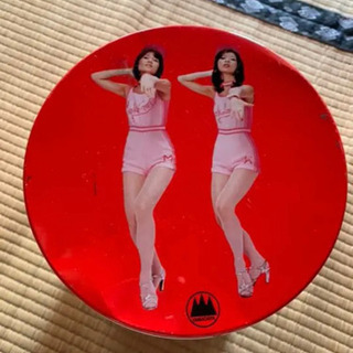 ピンクレディのお菓子缶