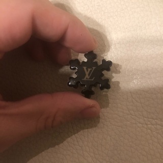 ルイヴィトン  ピンバッジ