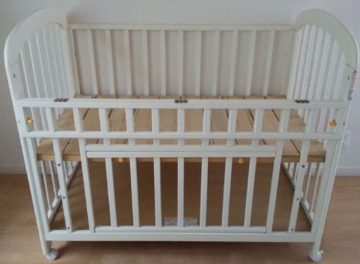 白色のベビーベッド　KATOJI