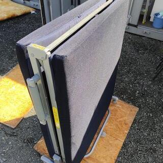 予約中　折り畳み式ベッド　の画像