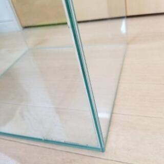 ⑰30㎝キューブ水槽　蓋付きの画像