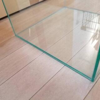 ⑰30㎝キューブ水槽　蓋付きの画像