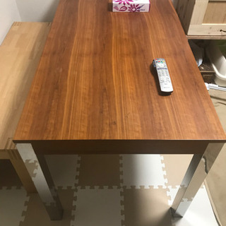 ダイニングテーブル、IKEAベンチセットの画像