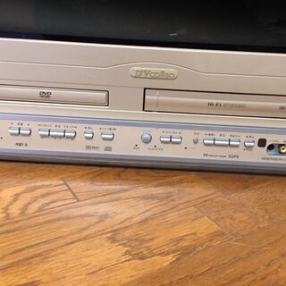 VHS・DVD再生機　（モニター一体型） ゲーム用等　プライベートな空間にいかがでしょうか？ 21型ブラウン管テレビビデオの画像