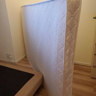 ダブルベッドの画像