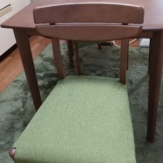 2人用ダイニングテーブルの画像