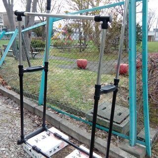 濃紺の堅牢なハンガーラック