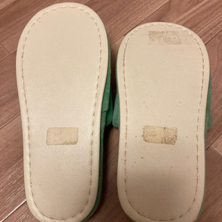 エメラルドグリーンのスリッパ・トイレットペーパーホルダーセットの画像