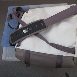 ①THE NORTH FACEメッセンジャーバッグ　pvc ノースフェイス　ショルダーバッグ 白系の画像