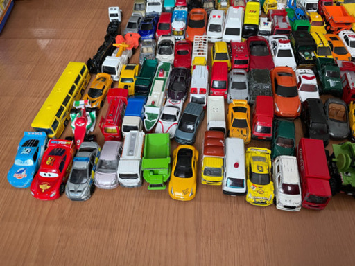 トミカや他の車のおもちゃ