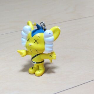 KAWS カウズ　ピーポくん　ストラップ  【中古】