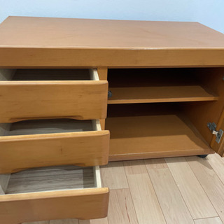 打ち合わせ中　木製テレビ台の画像
