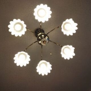 お花の形のシャンデリア(まもなく処分！)の画像