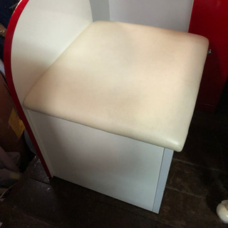 中古■ドレッサー■赤色■ナフコ■椅子下収納可能の画像