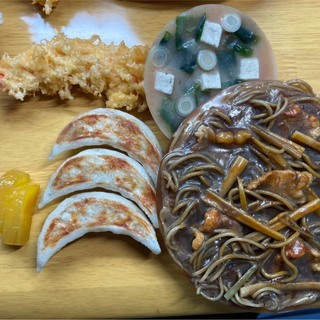 えび、餃子、沢庵、味噌汁、カレーうどん