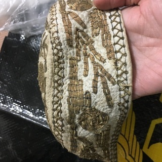 中央アジアの男性がかぶっている帽子の画像