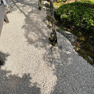 お庭に関わる業務です。剪定伐採・砂利敷きなど　外で働く事が好きな方！