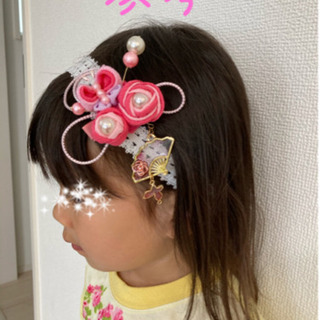 赤いバラと蝶のベビークリップの画像