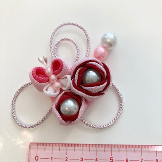 桜色のバラと蝶のヘアクリップの画像