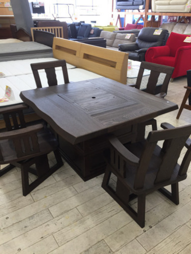 4/30 囲炉裏ダイニングテーブル 珍しい 木目が安心感 ウェーブのあるテーブルラインが癒してくれる 家族でゆったり囲める  小さな収納が下に沢山あります☺️回転式椅子