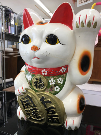 招き猫　けっこう大きめ。