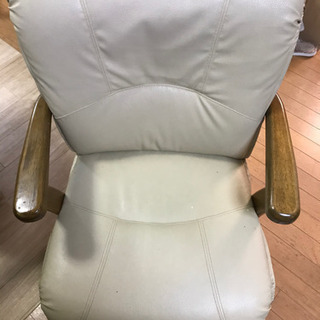 テーブル回転椅子付きの画像