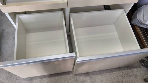 株式会社パウモナ　食器棚 白 モダン調　イージークローザーあり　美品　売ります。地域限定配送サービスあり