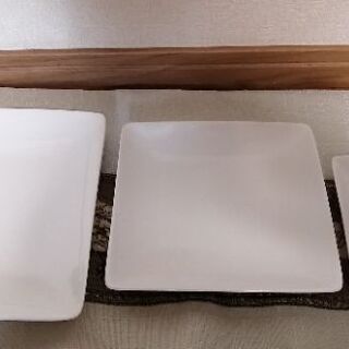白いお皿の画像