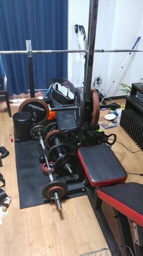 ベンチプレス、プルダウン、ダンベル