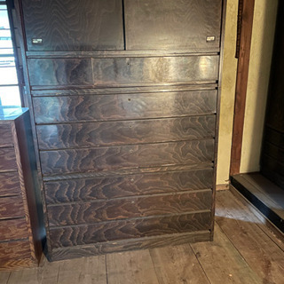 昭和レトロな婚礼家具？