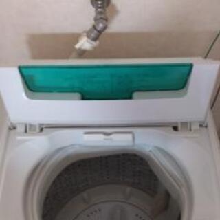 まだまだ使える洗濯機と洗濯カゴの画像