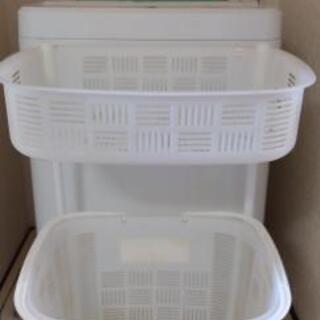 まだまだ使える洗濯機と洗濯カゴの画像