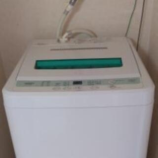 まだまだ使える洗濯機と洗濯カゴの画像