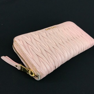 miumiuミュウミュウ ピンクレザー ラウンドファスナー長財布 ジッピーウォレットの画像
