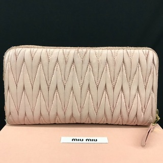 miumiuミュウミュウ ピンクレザー ラウンドファスナー長財布 ジッピーウォレットの画像