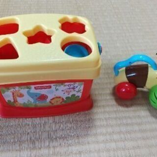 かたち合わせブロックとガラガラ