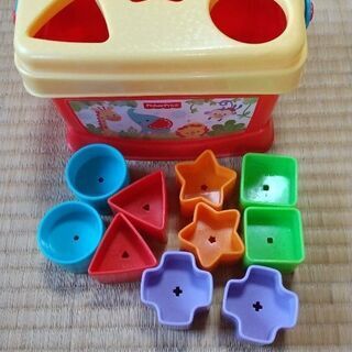 かたち合わせブロックとガラガラの画像