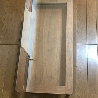 ガラス天板のローテーブルの画像