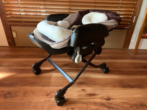 【美品】ネムリラ オートスイング ベディ プラス ショコラブラウン　Combi ベビーベッド